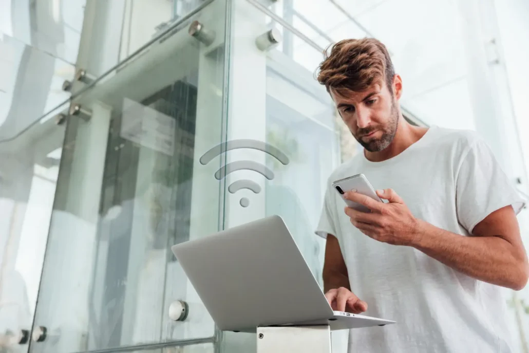 Técnico revisando una red para mejorar la cobertura WiFi