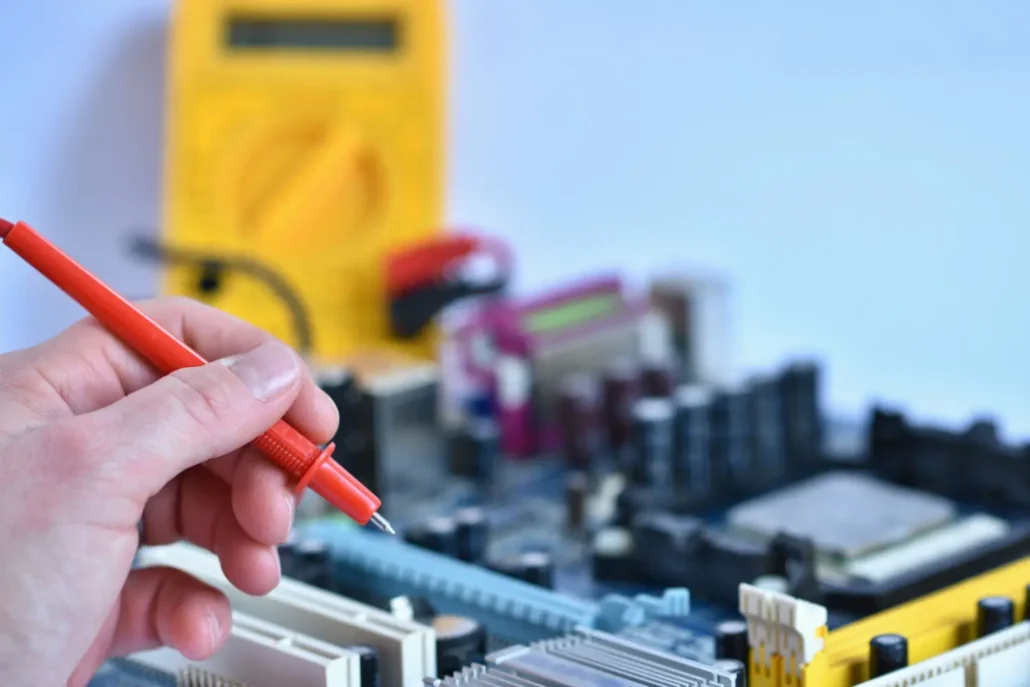 Técnico revisando un ordenador durante un mantenimiento informático